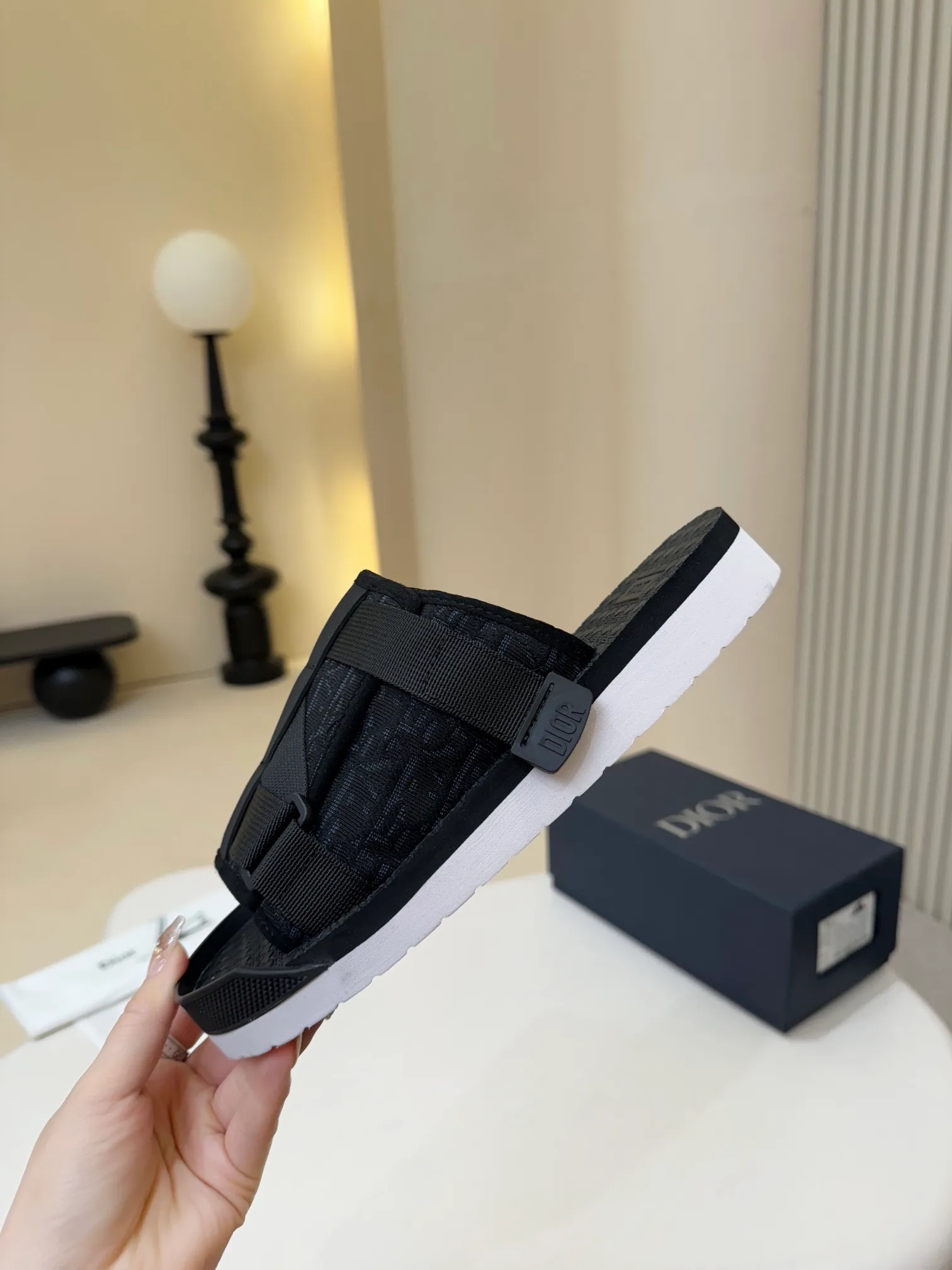 [Dior] P: 300💰 -Size: 38-46 Dior Dior D’s classic men’s slippers, high-end boutique, original material, pure cotton printed canvas upper, fine workmanship, super soft sole, casual, loose and comfortable, a must-have in summer!